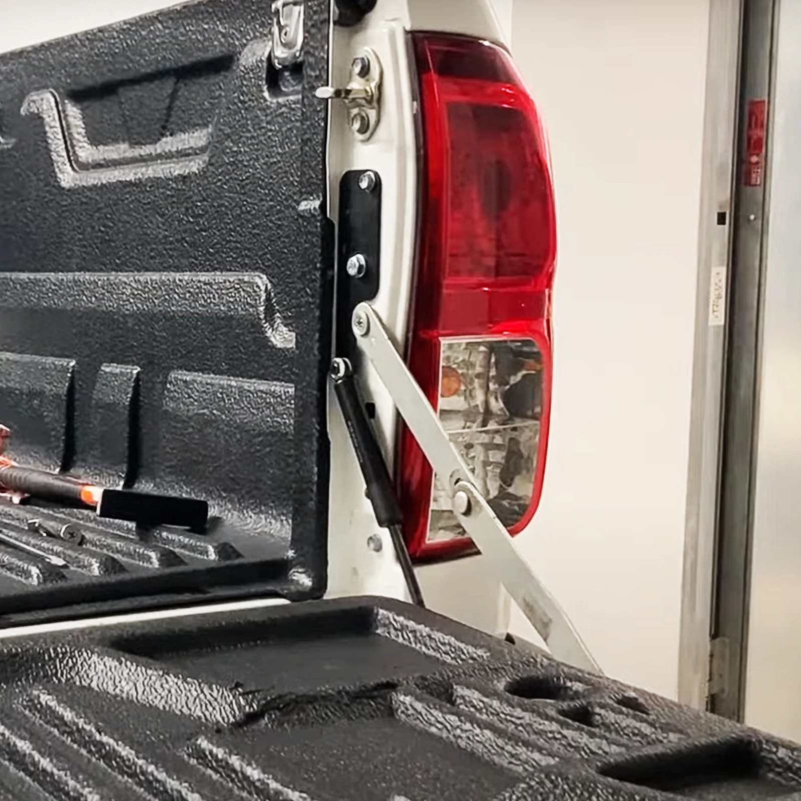 Left Right Tailgate Struts Slow Down Shocks Rear Door Holders Supports Arm Rod